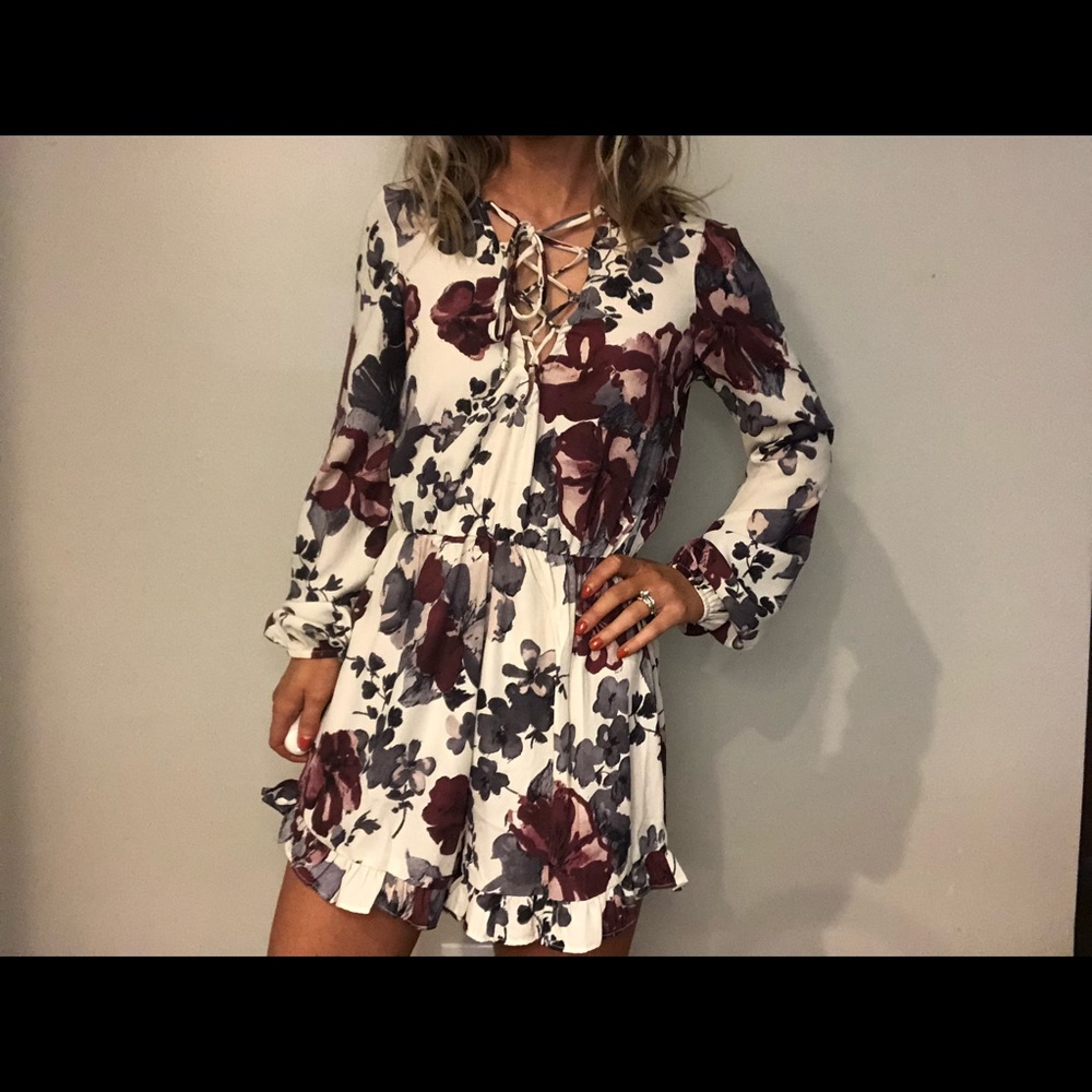 Floral Romper w Open Back 💜🤍